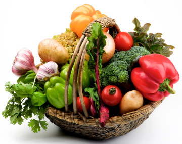 Alimentos orgánicos frescos en una canasta