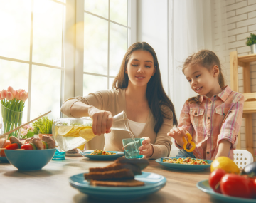 Familia disfrutando de una comida saludable con productos Biovime